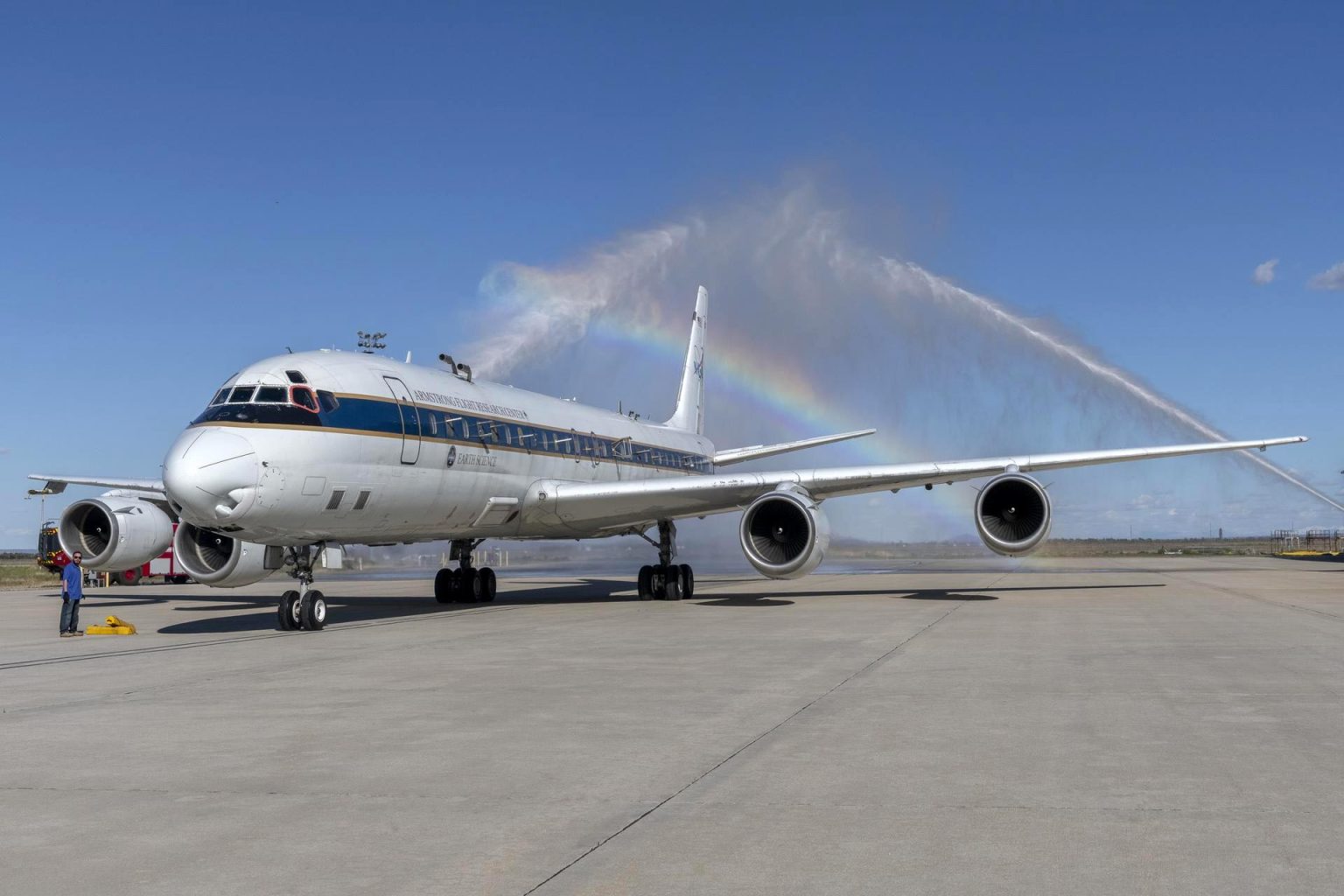नासा के DC-8 ने स्ट्रैटोस्फियर को विदाई दी और कक्षा को नमस्कार किया