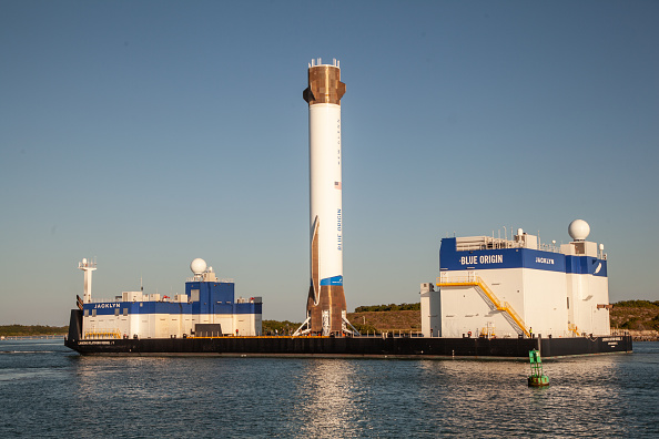 ब्लू ओरिजिन ने स्पेसएक्स को टक्कर देने के लिए बड़े न्यू ग्लेन रॉकेट संस्करण की योजना का खुलासा किया