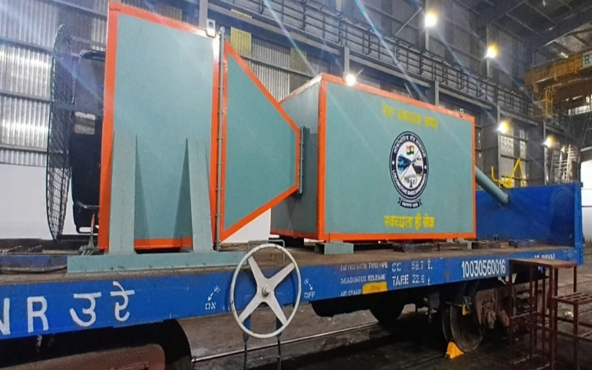 &lsquo;मेक इन इंडिया&rsquo; के तहत अहमदाबाद में विकसित वैक्यूम असिस्टेड ट्रैक क्लीनर, आसान हुई रेलवे ट्रैक की सफाई