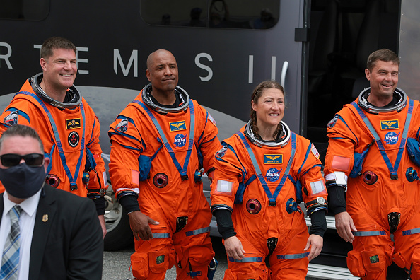 आर्टेमिस II के अंतरिक्ष यात्री चंद्रमा की परिक्रमा पूरी करके सुरक्षित रूप से पृथ्वी पर लौट आए हैं।