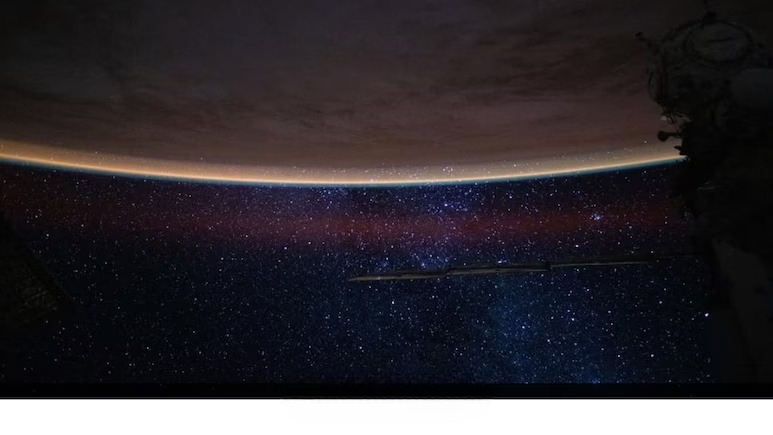 नासा ने बताया कि अंतरिक्ष की इस अद्भुत तस्वीर में पृथ्वी नारंगी रंग की क्यों चमक रही है।