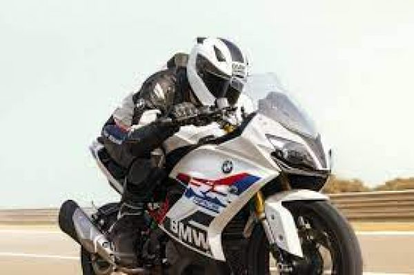 BMW G 310 RR clocks thousand customer deliveries in 100 days
