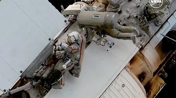 अंतरिक्ष यात्रियों ने संचार और संक्षारण उपकरण स्थापित करने के लिए स्पेसवॉक पूरा किया
