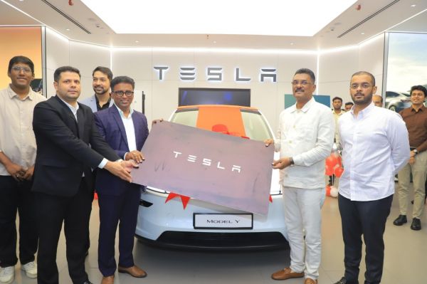 महाराष्ट्र के परिवहन मंत्री भारत में टेस्ला मॉडल Y के पहले मालिक बने, इलेक्ट्रिक वाहनों के बारे में जागरूकता बढ़ाने का संकल्प लिया