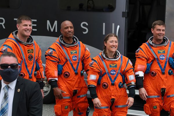 आर्टेमिस II के अंतरिक्ष यात्री चंद्रमा की परिक्रमा पूरी करके सुरक्षित रूप से पृथ्वी पर लौट आए हैं।