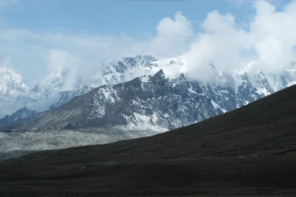 हिमालय में बर्फबारी 23 साल के निचले स्तर पर पहुंची, 2 अरब लोगों के जीवन पर जल संकट का खतरा मंडरा रहा है।