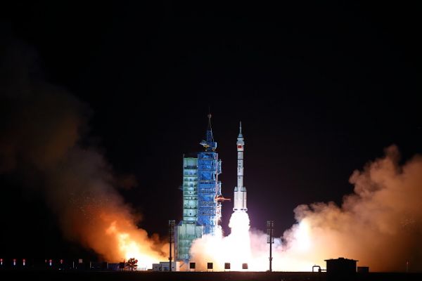 चीन ने 2030 तक चंद्रमा पर उतरने के लक्ष्य के तहत एक अंतरिक्ष यात्री को एक साल के अंतरिक्ष मिशन पर भेजा है।