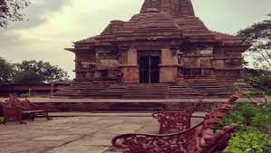 वास्तुकला का एक सुंदर आकृति है नारायणपाल मंदिर