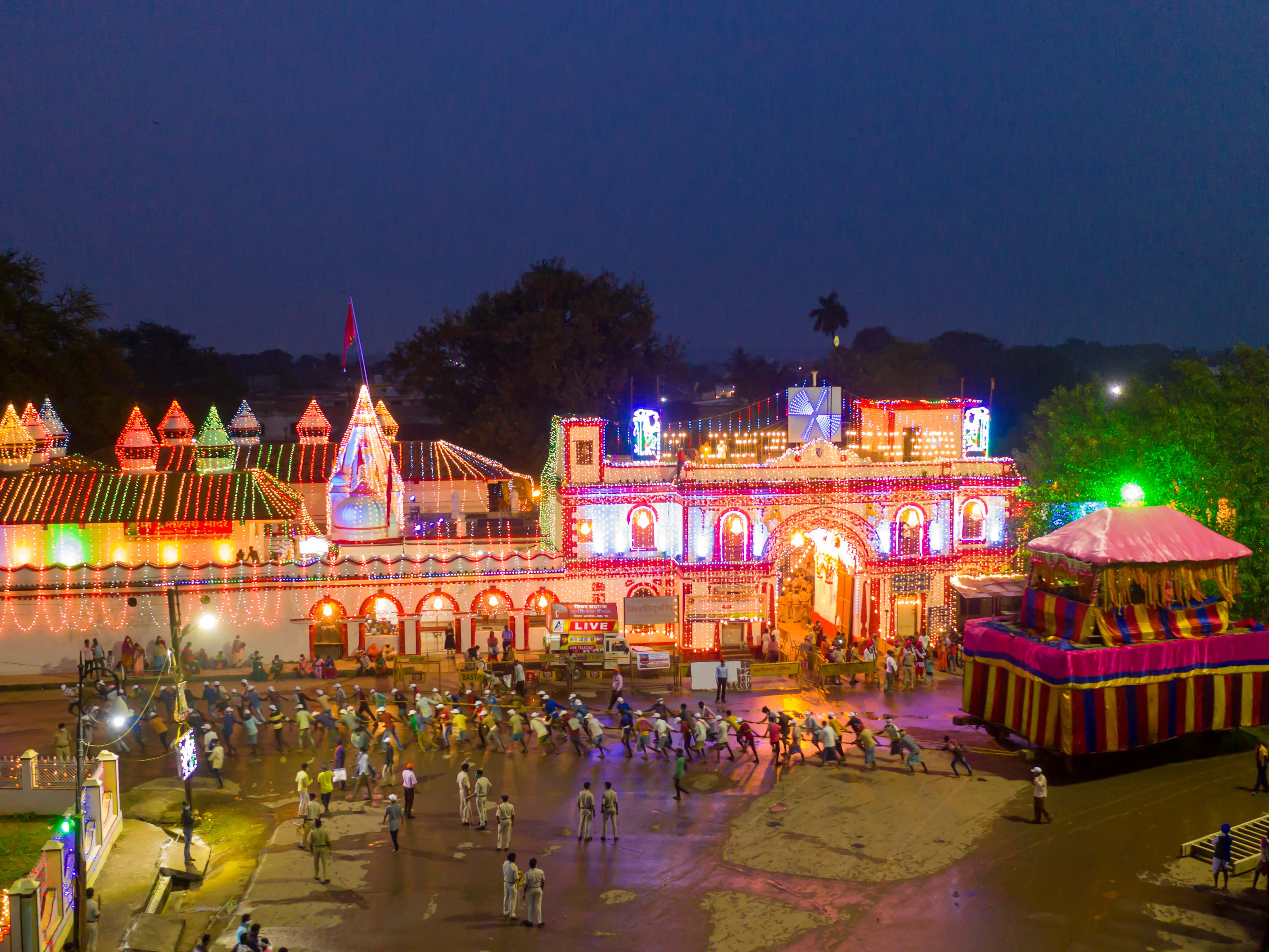 जगदलपुर : आदिवासी इंजीनियरिंग की मिसाल है बस्तर दशहरा का दुमंजिला विशाल रथ
