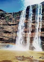 झरने के नीचे तक पहुंचना किसी साहसिक यात्रा से कम नहीं -ब्रहस्पति कुंड, पन्ना 