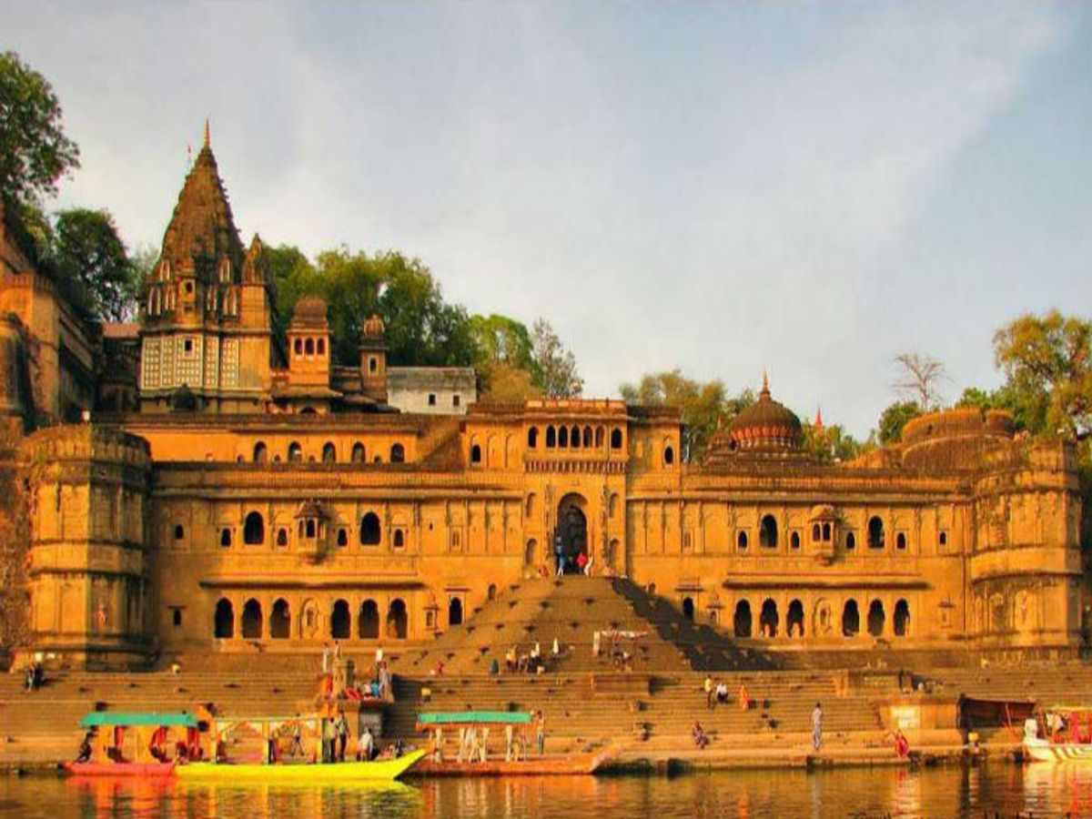 मध्य प्रदेश के ऐतिहासिक नगर महेश्वर नर्मदा तट 