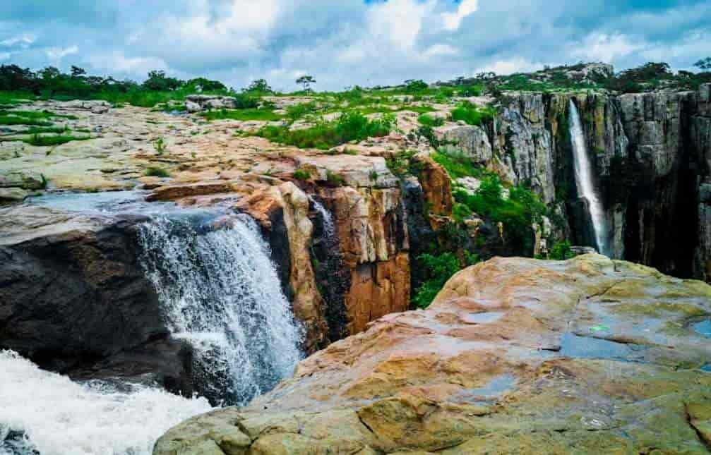 प्राकृतिक सौंदर्य और पर्यटकों के आकर्षण का केंद्र है -शिशुपाल पर्वत 