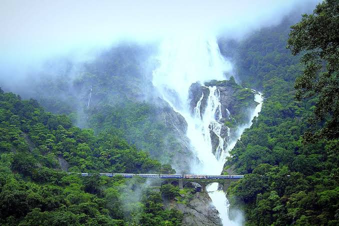 पर्यटकों के लिए आकर्षक दूधसागर झरना