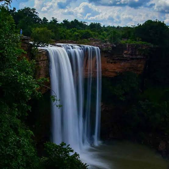  अपनी सुन्दरता के लिए प्रसिद्ध तामड़ा घूमर जलप्रपात