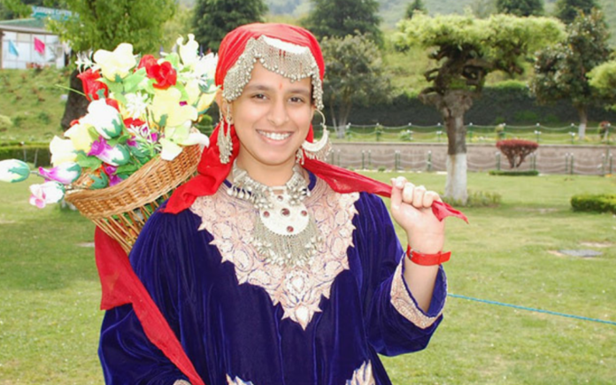 अपनी जटिल शैली और कढ़ाई के लिए विश्व प्रसिद्ध हैं कश्मीर की पोशाकें 