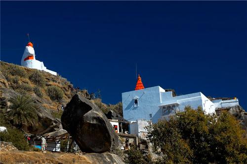 राजस्थान की तपती गर्मी में भी ठंड का अहसास दिलाती है गुरु शिखर, यहां दिखती है अद्भुत रोशनी! 