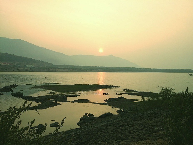 पहाड़ियों के साथ सूर्यास्त की आकर्षक दृश्य के लिए उत्तम है: पिंपलगांव जोगा बांध  