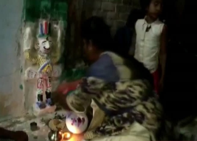 बुंदेलखंड की अनोखी परंपरा जहां कुंवारी कन्या पूजती हैं राक्षस के पैर