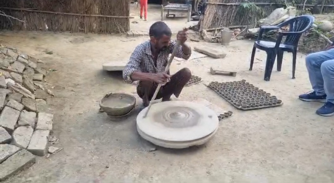 बनाए जा रहे हैं मिट्टी के दिए, हो रही है दीपावली की तैयारी