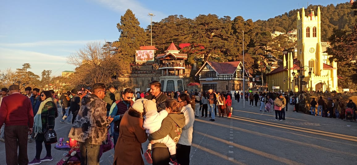 शिमला में बर्फबारी की चाह में उमड़े सैलानी, होटलों में बढ़ी ऑक्यूपेंसी