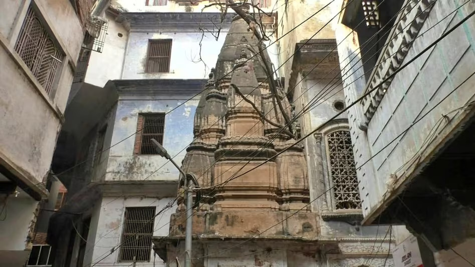 संभल के बाद अब वाराणसी के मुस्लिम बहुल इलाके में मिला प्राचीन शिव मंदिर 
