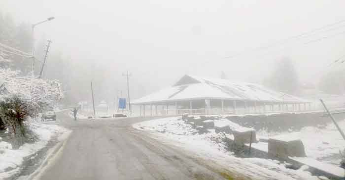 कश्मीर में ताजा बर्फबारी, ऊंचे इलाकों के साथ मैदानी क्षेत्र भी हुए सफेद