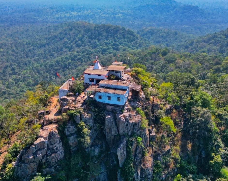दुर्गडोंगरी किल्लेवाली मंदिर: प्राकृतिक सौंदर्य और पर्यटन की दृष्टि से अद्वितीय स्थल