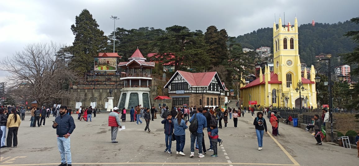 हिमाचल में बढ़ी सैलानियों की भीड़, होटलों की बुकिंग में उछाल