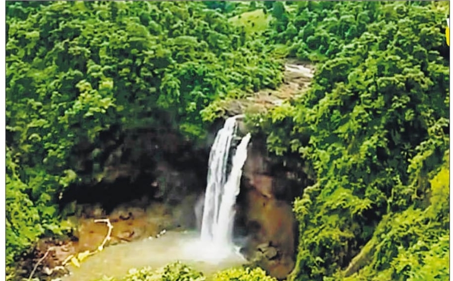  सरगुजा संभाग का सबसे ऊंचा कोटली जलप्रपात बरसात में अपने पूरे निखार व उफान पर