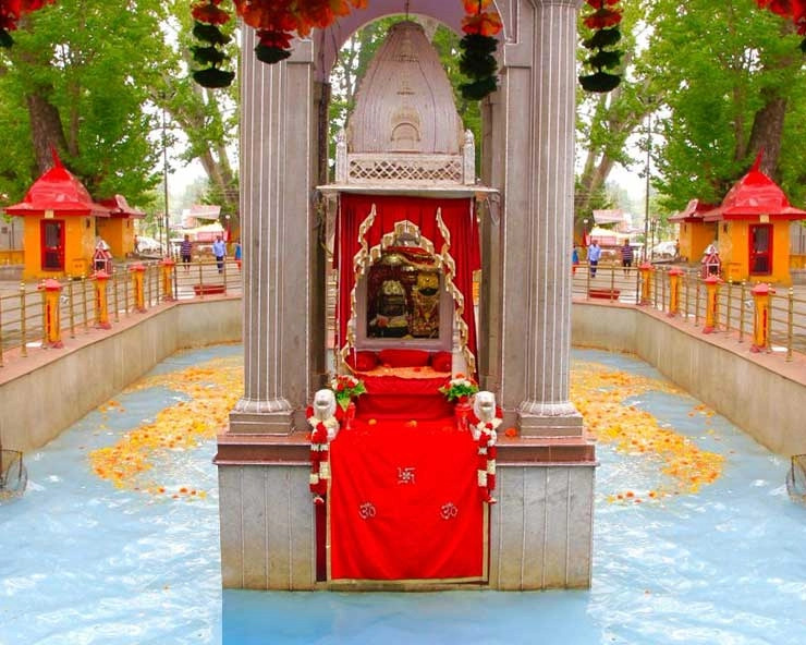 देश के विभिन्न हिस्सों से हजारों की संख्या में कश्मीरी पंडित माता खीर भवानी के मंदिर पहुंचे