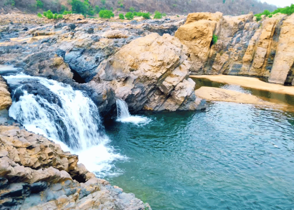 बलरामपुर : बलरामपुर के सुदूर वनांचल में कनहर नदी की गोद में छिपा है सुखलदरी जलप्रपात