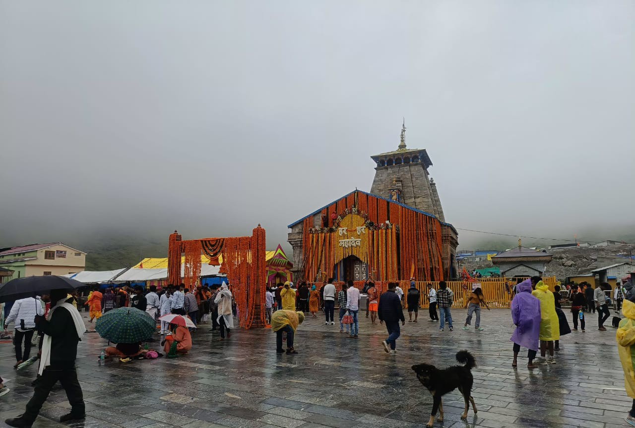 श्रावण माह की शिवरात्रि पर 8 क्विंटल फूलों से सजाया गया केदारनाथ मंदिर