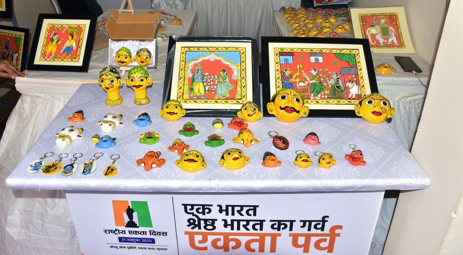 भारत पर्व-2025 स्टैच्यू ऑफ यूनिटी : तेलंगाना की चेरियाल पेंटिंग ने मोहा आगंतुकों का मन