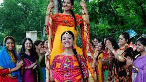 बुन्देलखंड में सावन मास में झूला झूलने की परम्परा अब होने लगी विलुप्त