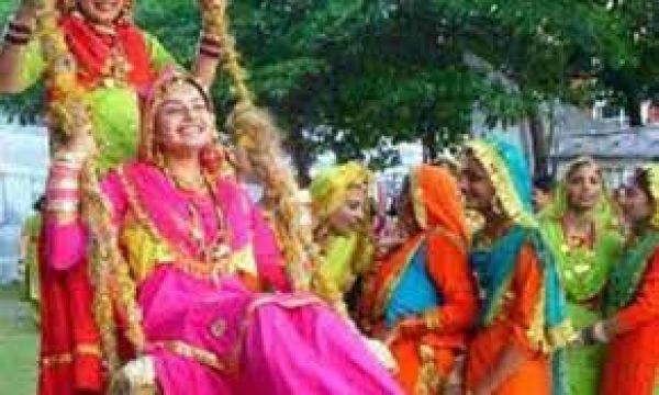 सावन का महीना और यादों में झूले...