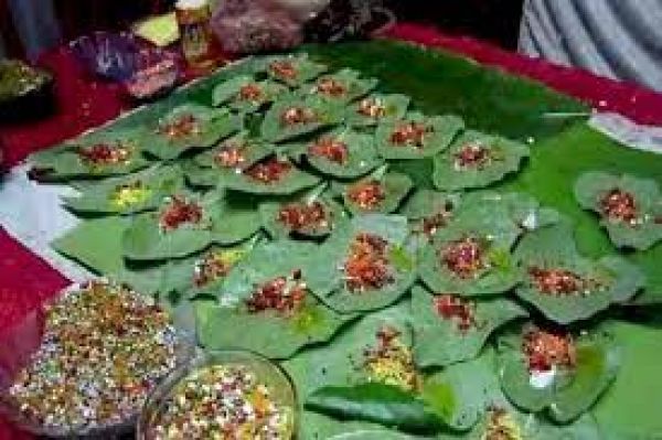 दशहरे पर पान खिलाकर गले मिलने की सदियों पुरानी परम्परा  अब धीरे धीरे ख़त्म हो  रही है