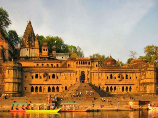 मध्य प्रदेश के ऐतिहासिक नगर महेश्वर नर्मदा तट 