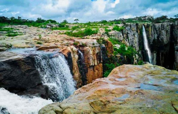 प्राकृतिक सौंदर्य और पर्यटकों के आकर्षण का केंद्र है -शिशुपाल पर्वत 