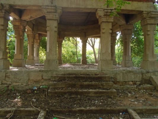 हमीरपुर में चंदेल काल की बैठकों में छिपा है पुरा वैभव का इतिहास