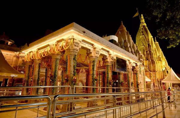 तीसरा सोमवार: श्री काशी पुराधिपति के दरबार में आस्था आह्लादित, पावन ज्योर्तिंलिंग पर अखंड जलधार