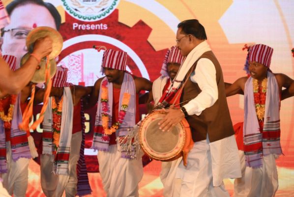  आदिवासी अंचलों में पहुंच रही हैं तेजी से विकास योजनाएं