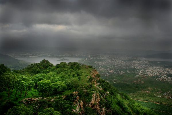 अपने पर्यटन आकर्षणों के लिए प्रसिद्ध है उदयपुर, अगस्त में घूमने का प्लान जरुर बनाएं 