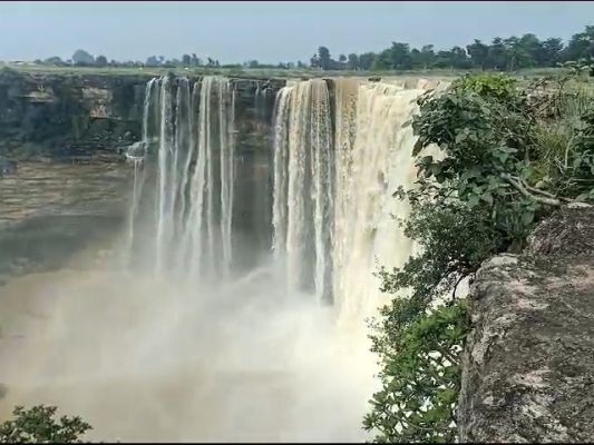 पर्यटकों को अपनी और लुभाता बृहस्पति कुंड, यहां तक पहुंचना है रोमांचकारी 