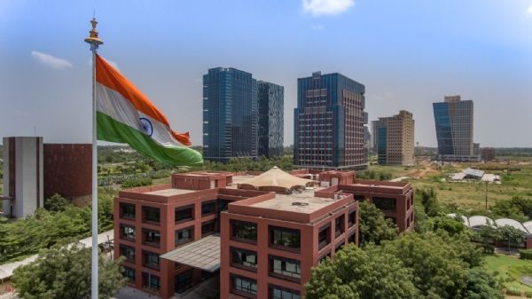 गिफ्ट सिटी’ का भारत की पहली ऑपरेशनल स्मार्ट सिटी के रूप में हुआ विकास