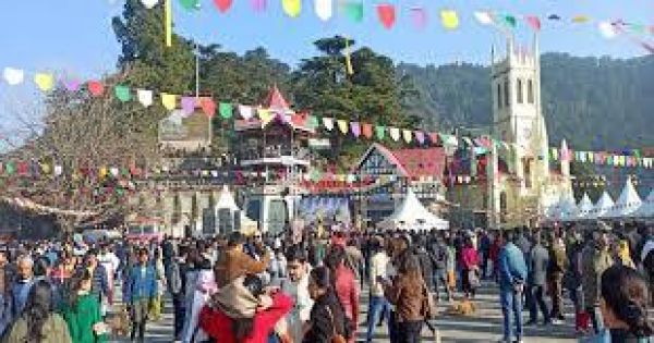 नए साल के जश्न के लिए शिमला में उमड़ी सैलानियों की भीड़, होटल पैक