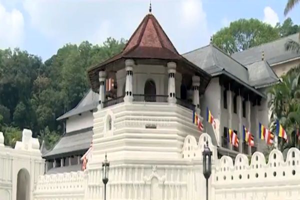 कैंडी में 'सिरी दलदा वंदनवा' के लिए 4,00,000 से अधिक श्रद्धालु कतार में