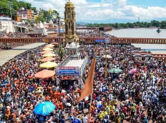 हरिद्वार में अब तक 10 लाख कांवड़ियों ने गंगाजल भरा