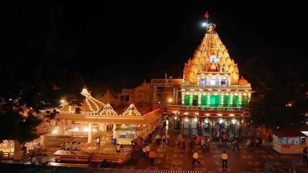 उज्जैनः रात 12 बजे खुले नागचंद्रेश्वर मंदिर के पट, दर्शन के लिए लगी लम्बी कतार