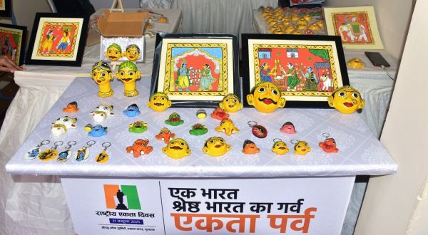 भारत पर्व-2025 स्टैच्यू ऑफ यूनिटी : तेलंगाना की चेरियाल पेंटिंग ने मोहा आगंतुकों का मन