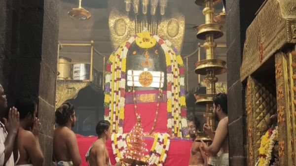 महाशिवरात्रि पर तंजावूर बड़े मंदिर में भगवान पेरुवुडैयार के अभिषेक के लिए उमड़े श्रद्धालु